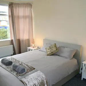  Holiday home Escape 4 Bedroom House, Sleeps 11, 2 Free Parking, Garden, Wifi, Smart Tv, Newly Decorated United Kingdom