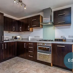  Holiday home Centre, Sleeps 8, Free Parking United Kingdom