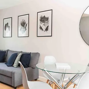  Holiday home Comfortable And Convenient 3 Bedroom House With Parking United Kingdom